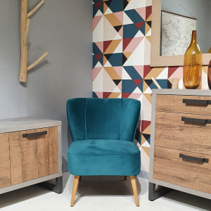 Petit fauteuil bas structure en bois de pin et panneaux de particules tissu effet velours bleu et piètement en bois - KARLA