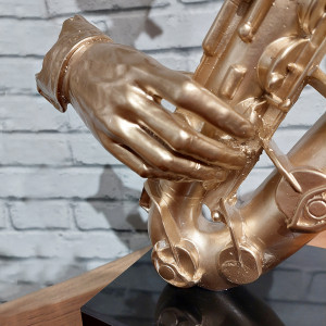 Statue saxophoniste avec saxophone et peinture dorée H62 cm - SONG