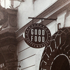 Tableau imprimé rue pavée noir et blanc et banc rouge sur cadre en bois noir 30x40 cm - Décoration vintage - STREET