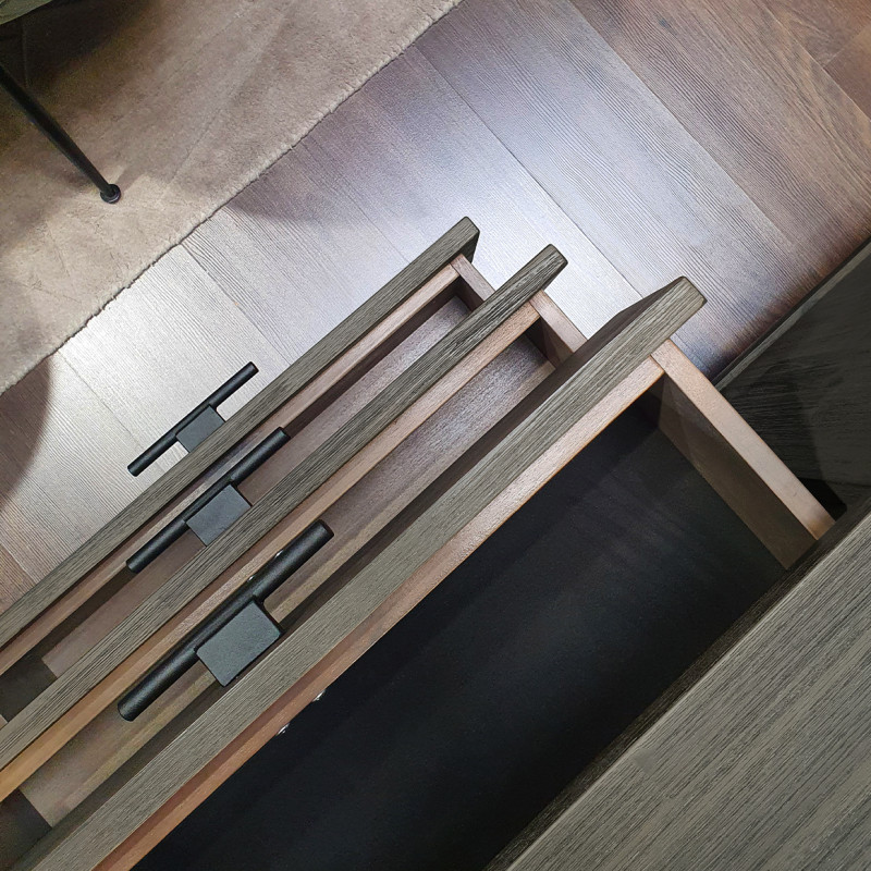 Buffet en bois d'acacia massif cendré avec piètement métal noir - KUBI