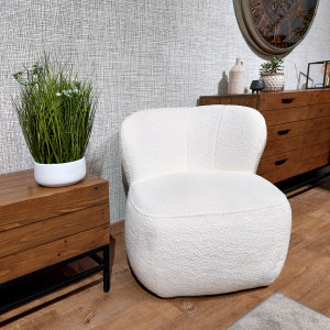 Fauteuil bas rond H. 40 cm en tissu bouclette blanc avec dossier arrondi et enveloppant - MALLOW