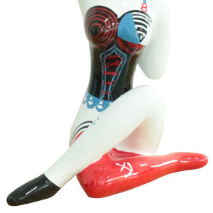 Statue femme assise avec corset rouge noir et bleu H54 cm - DAMA LACE