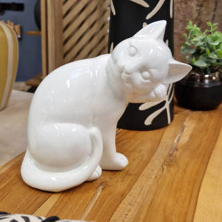 Statue petit chat blanc assis avec patte sur son museau H23 cm - CAT