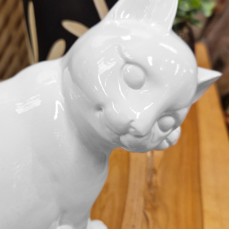 Statue chat blanc laqué assis avec patte sur museau H. 23 cm - CAT