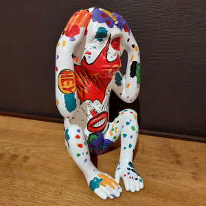 Statue singe mains sur les oreilles et dessins pop art H40 cm - RAFIKI