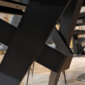 Table de repas extensible 130/170 cm plateau en céramique blanc marbré et pieds évasés en métal noir - LAUREL