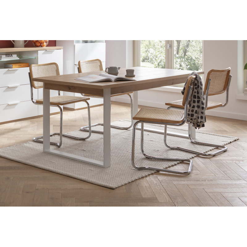 Table de repas extensible 180/240 cm finition chêne clair texturé avec piètement luge en métal blanc - VERONICA