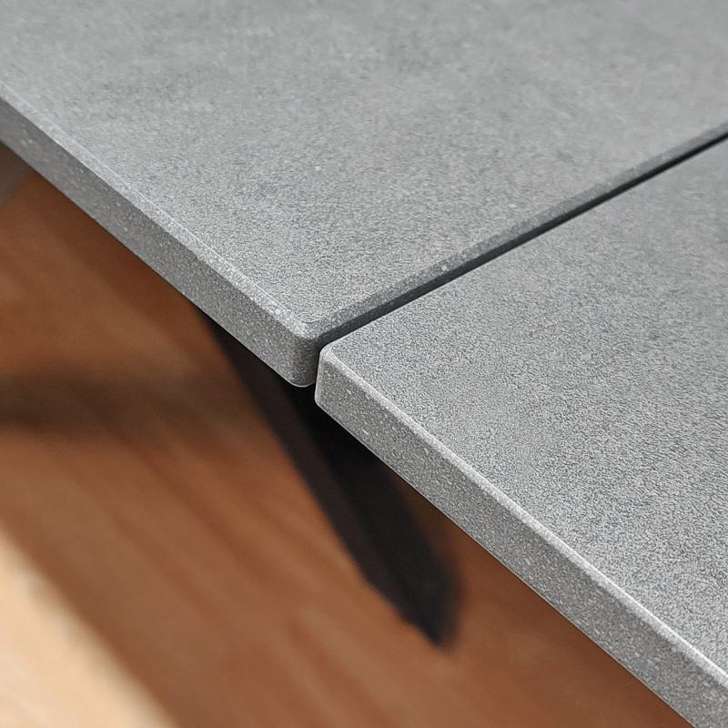 Table de repas extensible 180/260 cm plateau en céramique gris effet béton et pieds croisés métal noir - OPUS