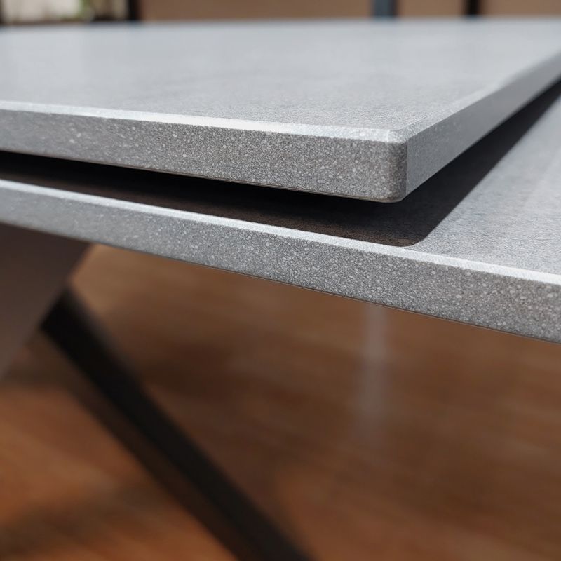 Table de repas extensible 180/260 cm plateau en céramique gris effet béton et pieds croisés métal noir - OPUS