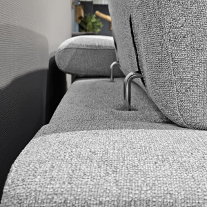 Canapé 2 places avec tissu chiné gris clair, pieds en métal noir et têtières inclinables - SHANKS