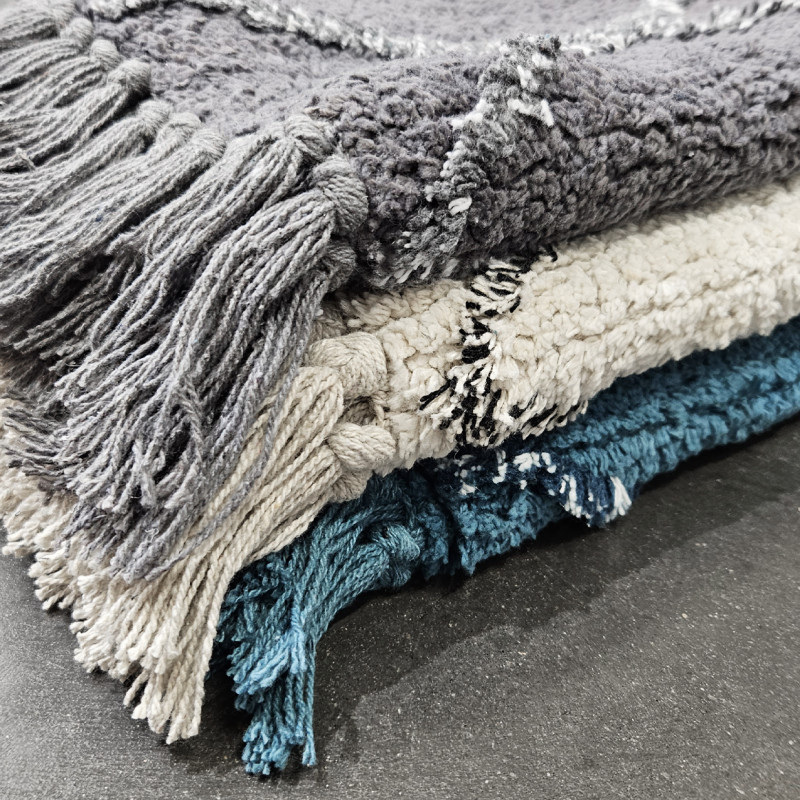 Tapis de Salle de Bain Rectangulaire 50 x 90 cm en Coton Gris avec Motifs Losanges et Franges - Style Berbère - FLUFFY