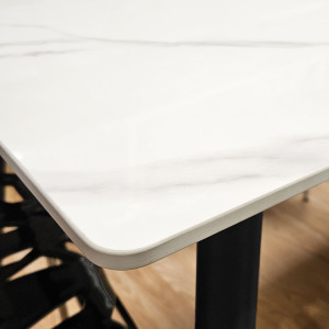 Table de Repas 160 x 90 cm avec Plateau en Céramique Effet Marbre Blanc Laqué et Pieds Évasés en Métal Noir - RYDER