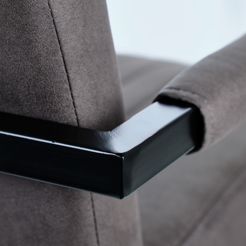 Chaise avec accoudoirs en microfibre gris anthracite rembourré et pieds luge en métal noir - GIGI