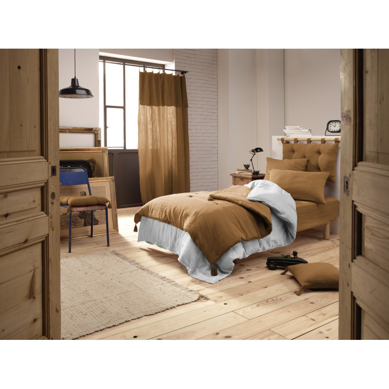 Bout de Lit 90 x 200 cm Gaze de Coton Camel et Polyester avec Capitonnage Léger et 4 Pompons - PEPA