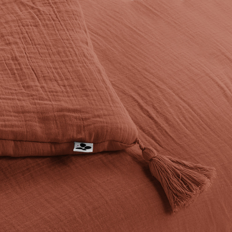 Bout de Lit 90 x 200 cm Gaze de Coton Terracotta et Polyester avec Capitonnage Léger et 4 Pompons - PEPA