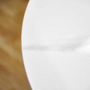 Table de Repas Ronde D.100 cm en Céramique Blanc Marbré Laqué Pieds Asymétriques en Métal Noir - RODER