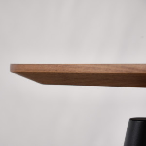 Table basse 120 cm plaquée en bois de noyer foncé avec pieds en métal noir - CARSON