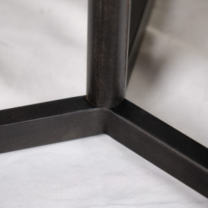 Table basse 40 cm triangulaire arrondie en métal brut vieilli gris anthracite et pied central - KEPLER