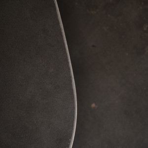 Table basse 40 cm triangulaire arrondie en métal brut vieilli gris anthracite et pied central - KEPLER