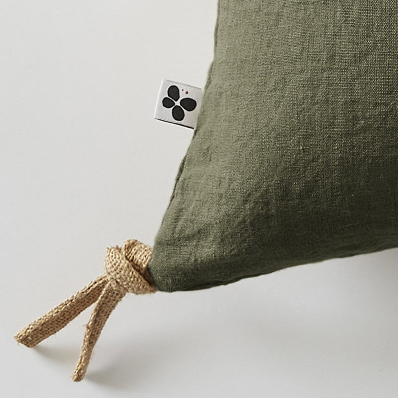 Coussin Carré 45 x 45 cm en Lin Lavé Vert Housse Déhoussable avec 4 Nouettes en Jute - LUISA