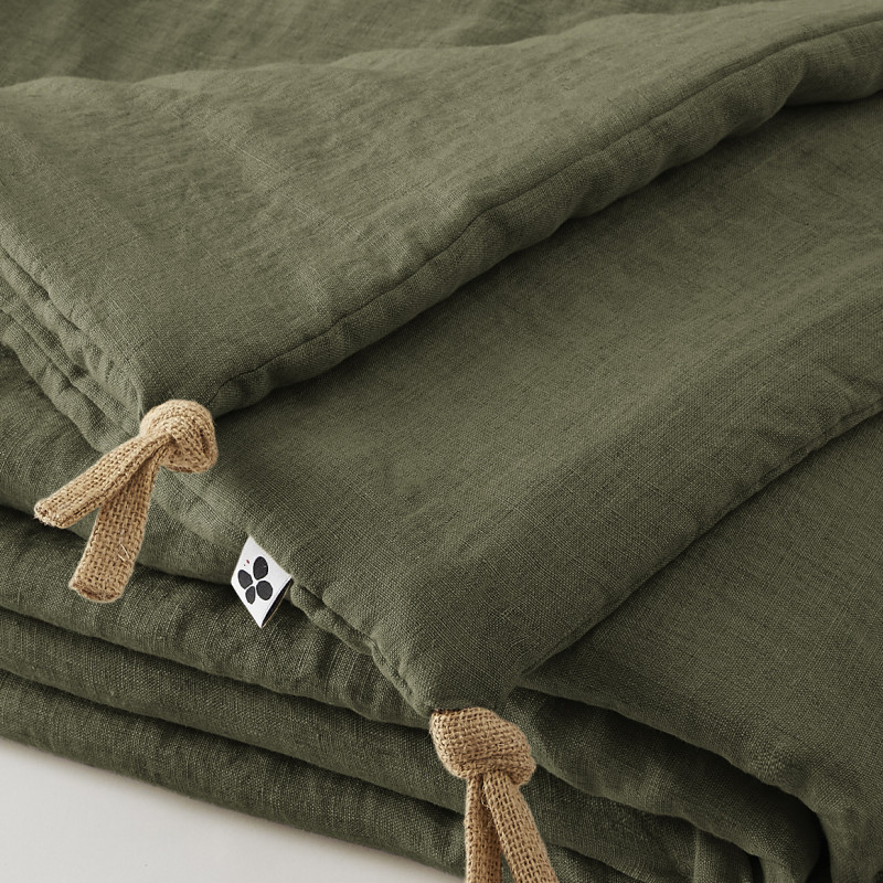 Édredons 150 x 150 cm en Lin Lavé Vert avec Capitonnage Léger et 4 Nouettes en Jute - LUISA 2