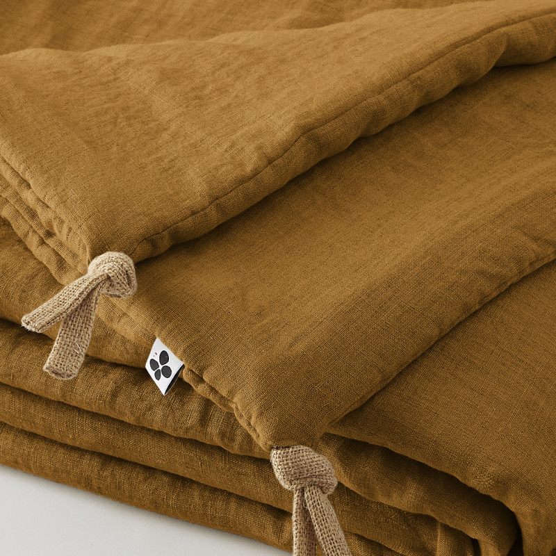 Édredons 150 x 150 cm en Lin Lavé Caramel avec Capitonnage Léger et 4 Nouettes en Jute - LUISA 2