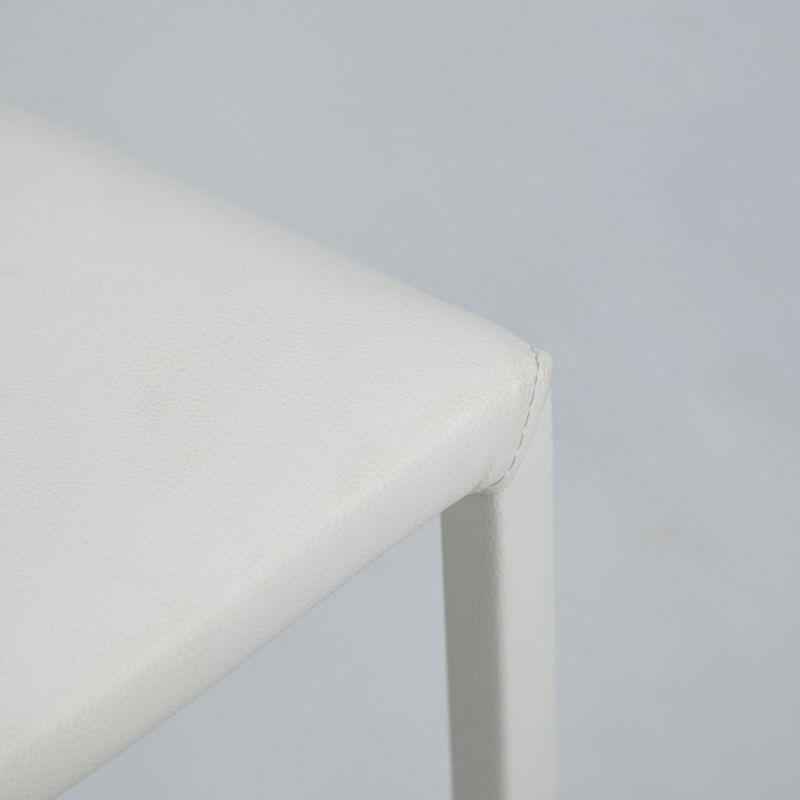 Lot de 2 chaises empilables en simili blanc et 4 pieds en acier - LUFY