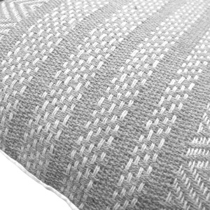 Coussin carré 40 x 40 cm en coton brodé avec motifs lignes gris et blanc - FLICKER