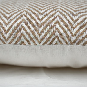 Coussin carré 40 x 40 cm en coton brodé avec motifs chevrons beige et écru - GLINT