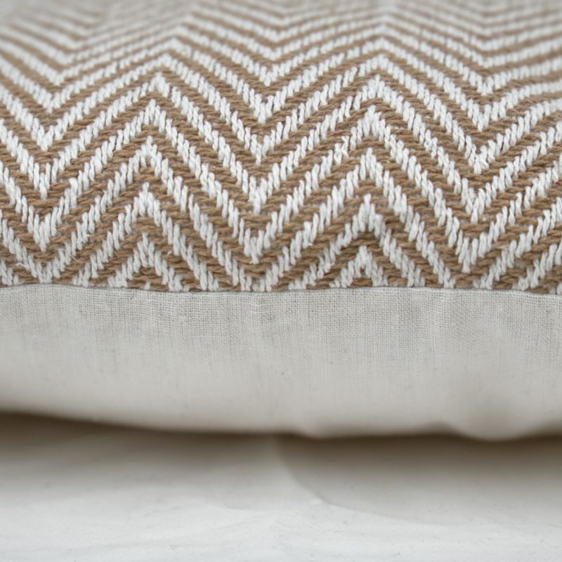 Lot de 2 coussins carrés 40 x 40 cm en coton brodé avec motifs chevrons beige et écru - GLINT