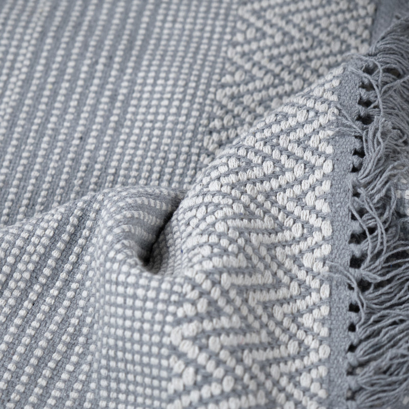 Tapis 140 x 200 cm rectangulaire en coton brodé lignes et chevrons gris clair et avec franges - FLICKER