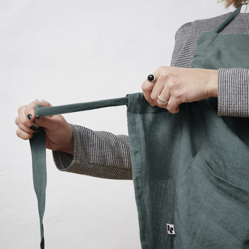 Tablier Ajustable 70 x 85 cm en Lin Lavé Bleu avec Grande Poche et Lannière Coulissante - Linge de Table - LUISA