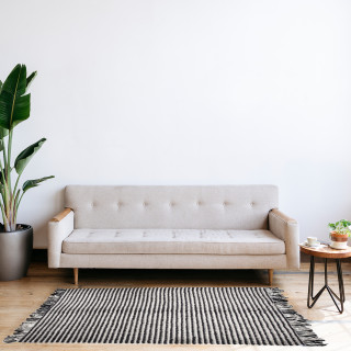 Tapis 140 x 200 cm en tissu texturé petits pompons tout doux noir et blanc avec franges bicolores - SOHO