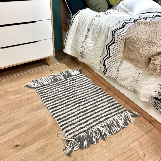 Tapis 60 x 80 cm en tissu texturé petits pompons tout doux gris et blanc avec franges bicolores - SOHO