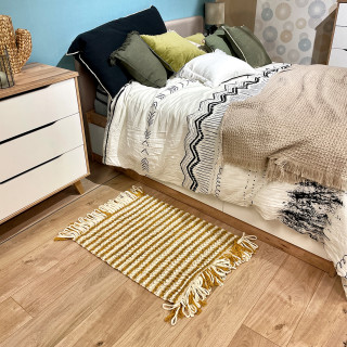Tapis 60 x 80 cm en tissu texturé petits pompons tout doux jaune moutarde et blanc avec franges bicolores - SOHO