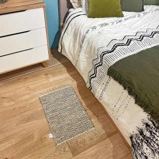Tapis 40 x 60 cm en coton brodé de motifs chevrons gris clair et écru et avec franges unies - GLOW