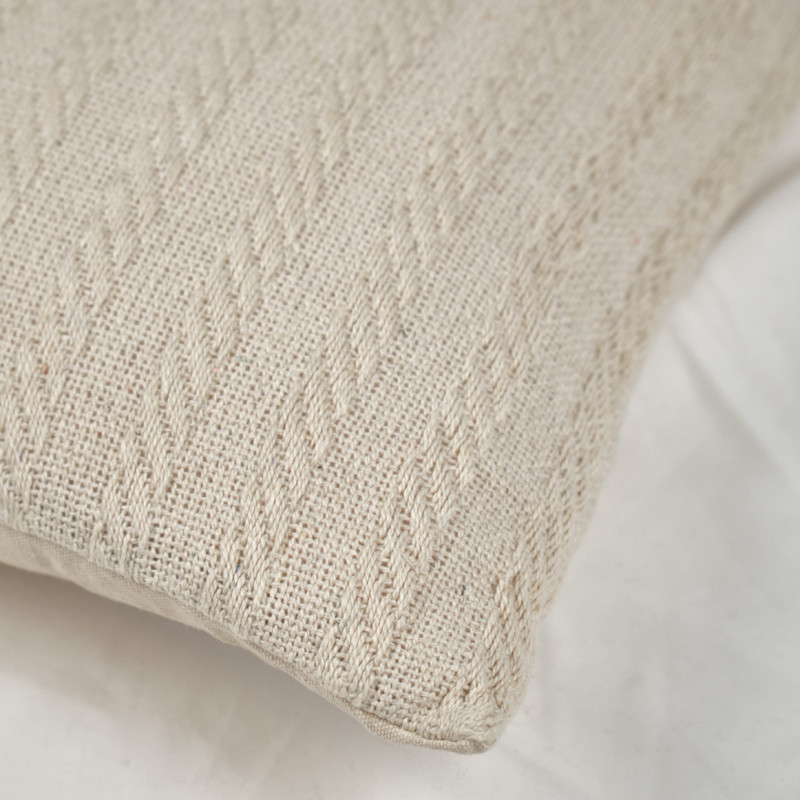 Coussin carré 40 x 40 cm en coton brodé lignes beige décoration - TWINKLE