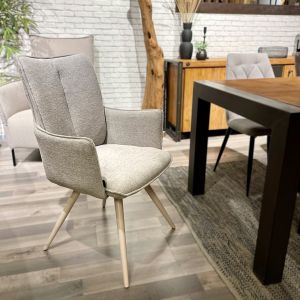 Lot de 2 chaises pivotantes 180° en tissu doux beige accoudoirs et pieds métal blanc - SABRINA