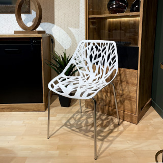 Lot de 2 chaises en plastique blanches ajouré et empilables avec pieds métal chromé - TIMBER