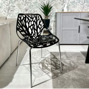 Lot de 4 chaises en plastique noires ajouré et empilables avec pieds métal chromé - TIMBER