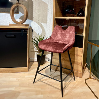 Lot de 2 tabourets de bar capitonnés en velours rose avec poignée et pied métal noir - BRANDY