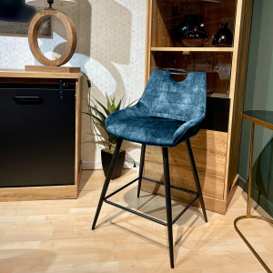 Lot de 2 tabourets de bar capitonnés en velours bleu canard avec poignée et pied métal noir - BRANDY