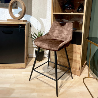 Lot de 2 tabourets de bar capitonnés en velours marron taupe avec poignée et pied métal noir - BRANDY