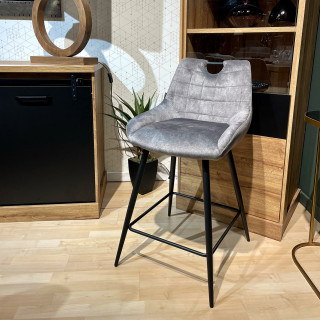 Lot de 2 tabourets de bar capitonnés en velours gris clair avec poignée et pied métal noir - BRANDY