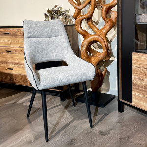 Lot de 2 chaises en tissu gris clair design avec passepoil en smili noir et 4 pieds en métal noir - ANAIS 2