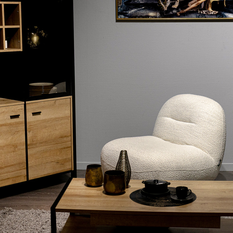 Fauteuil rotatif 360° en tissu bouclette blanc écru pied rond en bois de noyer et métal  - CORALINE