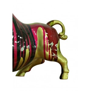 Statue taureau doré décoration multicolore - objet design moderne