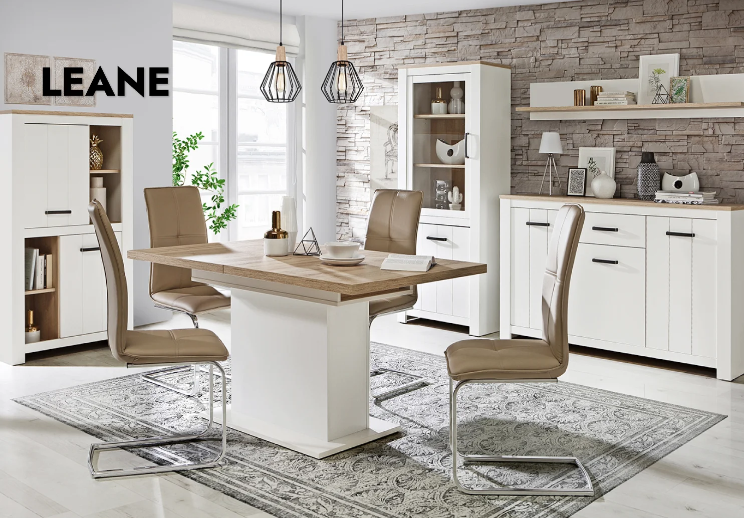 Un salon aux murs gris anthracite, l'un à l'effet brique qui permet de donner vie à l'ambiance des meubles LEANE. Un alliage de blanc lumineux et de décor de bois clair chaleureux. 