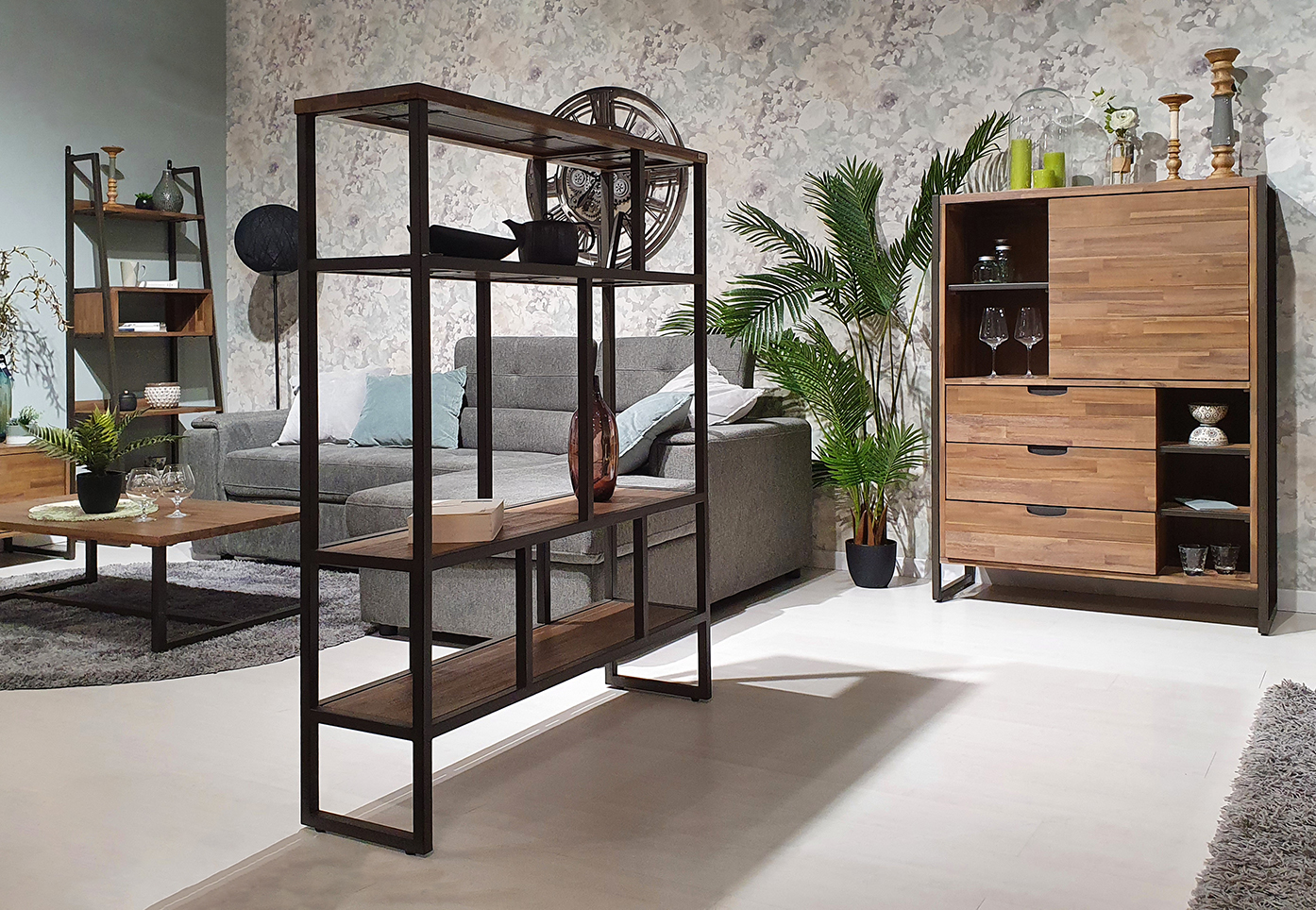 Un séjour au style aussi contemporain que lumineux mettant en avant les meubles de la collection MAYBEL. Ils allient la chaleur du bois à la robustesse du métal pour élégance et originalité. 